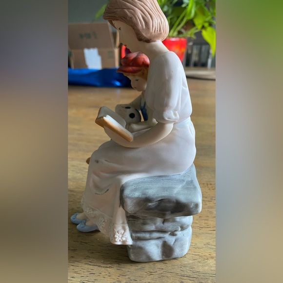Paul Sebastian 1991 Fine Porcelain Collectable Figurine MOTHER READING TO SON - Picture 4 of 5